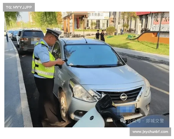 交警查违停时觉得一辆车的车牌不对劲,仔细一看:姑娘你真敢 交警查违停时觉得一辆车的车牌不对劲,仔细一看:姑娘你真敢